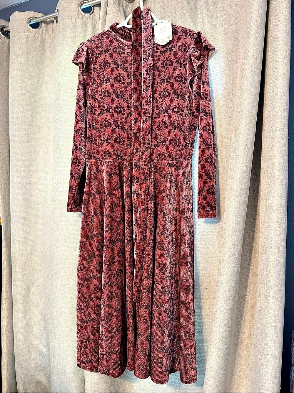 Ivy City Co. La La Lady Dress in Pink Floral. Floral Midi Pink & Black XL